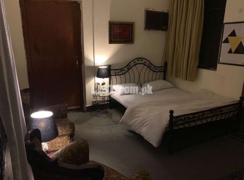 Large Cosy Guest Room for Rent in Cantt, Lahore.