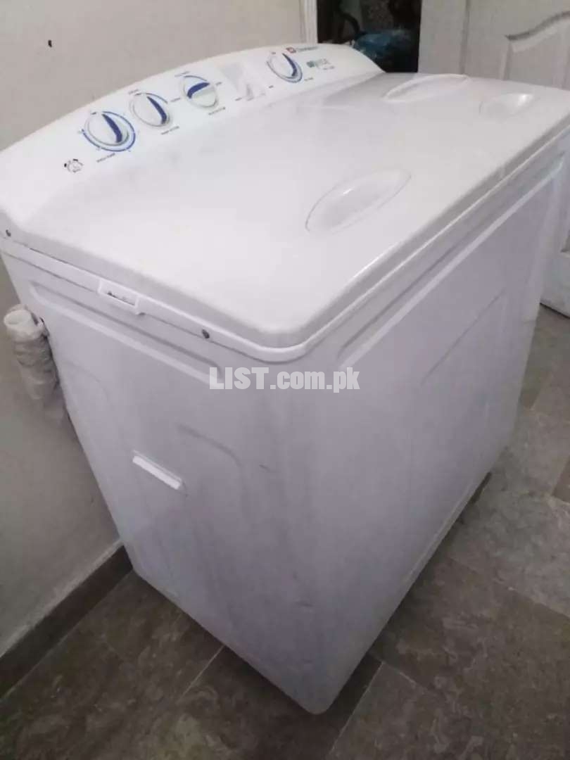 Washing machine awesome in white colour