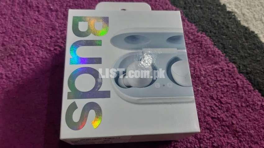 Samsung Galaxy Buds plus white with wilress charging case