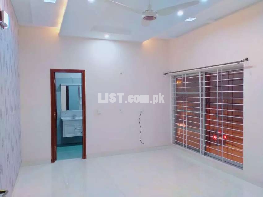 15 Marla Like New Seperate Gate Portion For Rent in Bahria Town Lahore