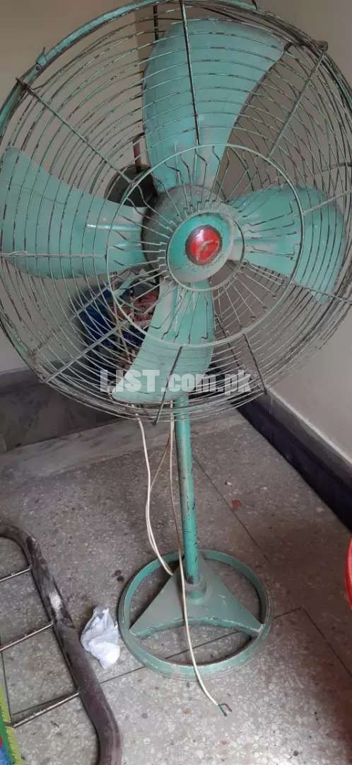 padestal fan is good properly working condition