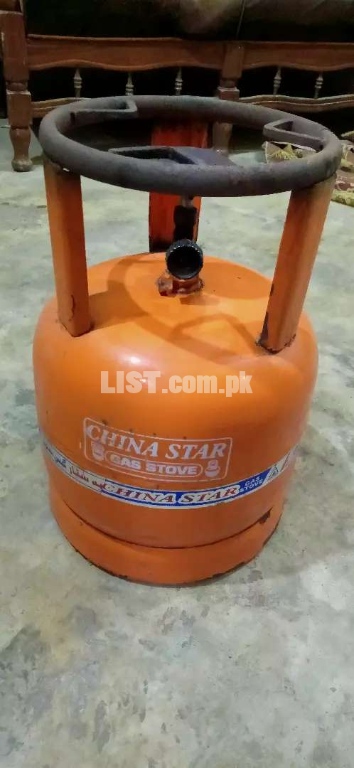 A GAS STOVE CILENDER