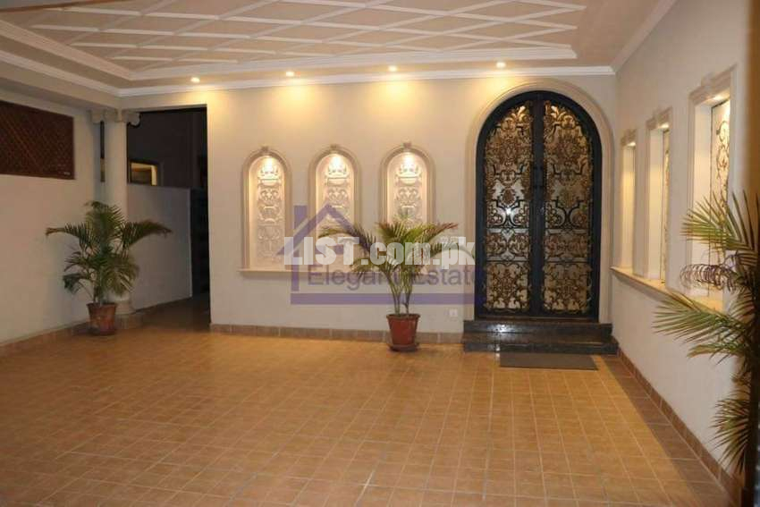 10 MARLA BEAUTIFUL BUNGALOW FOR RENT AT DHA PHASE 6