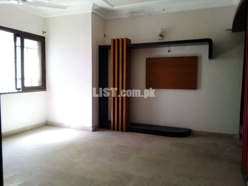FLAT FOR SALE In Bukhari Com. (Chance Deal..)