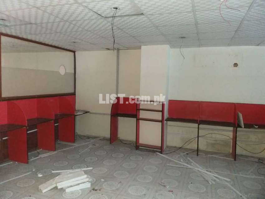 Gulberg 1100 Sqft Semi Furnished office is available on Rent