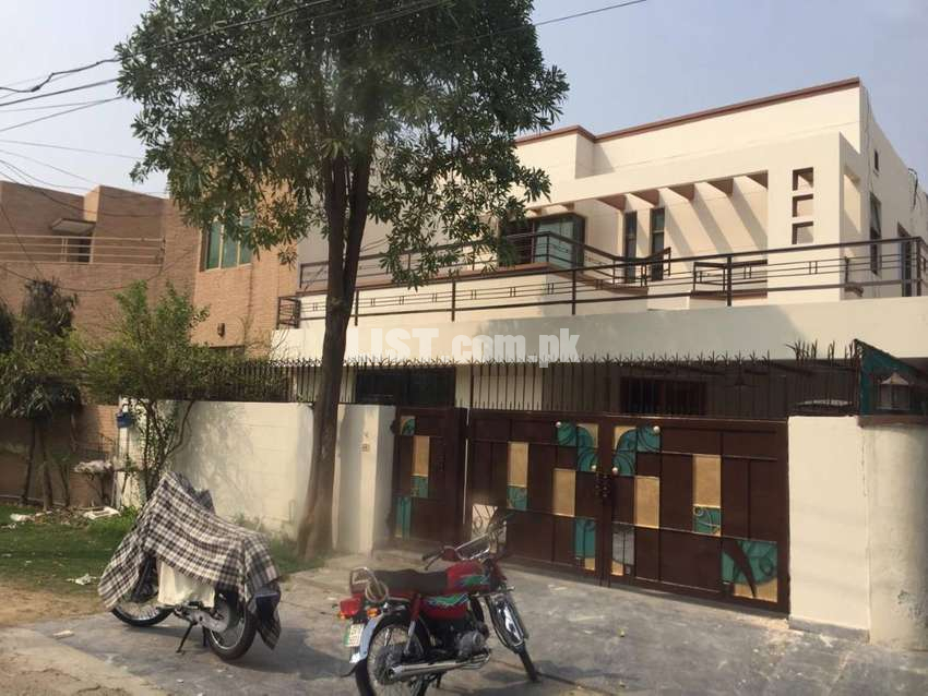10 Marla Used House Reasonable Price For  Sale In DHA  Phase 4 Lahore
