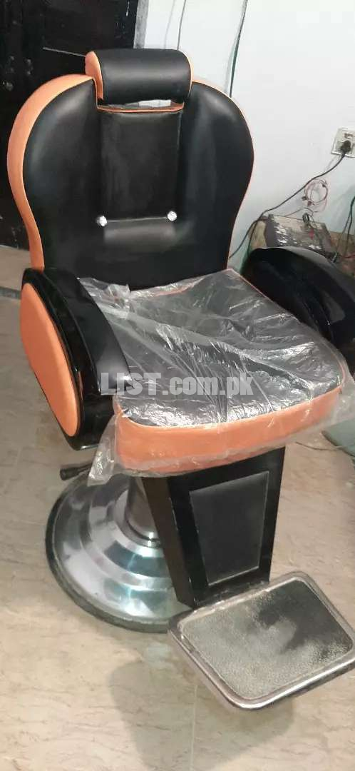 Beauty parlour chair for sale only 1 month used