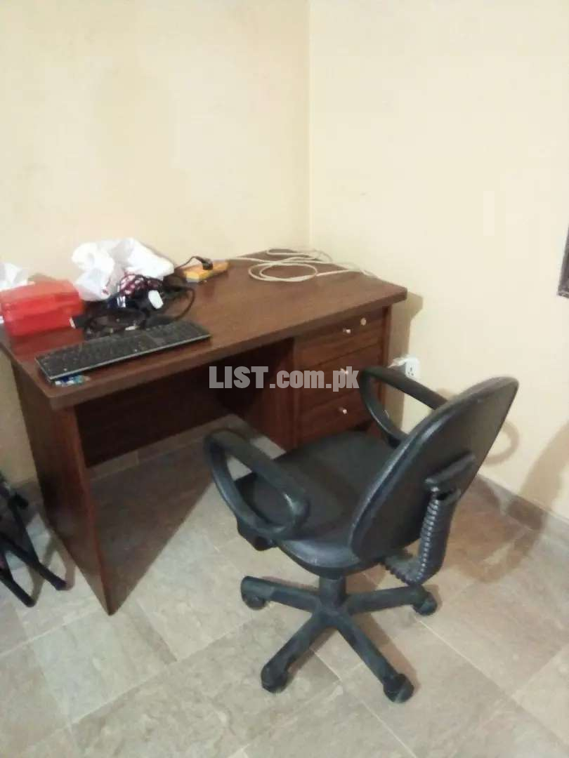 TABLE WITH CHAIR FOR COMPUTER OR OFFICE USE