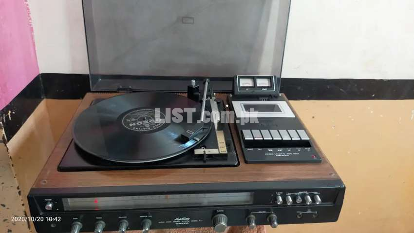 ONKYO Record player TaPE and radio Everything ok . Model number F- 17