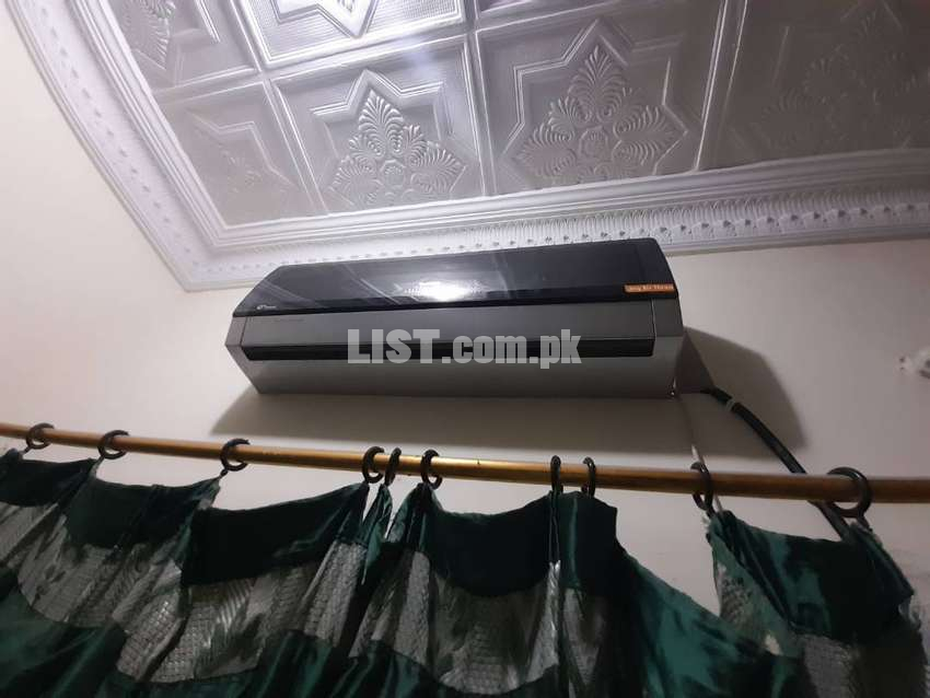 Orient and gree Dc inverter 1 ton only few months used