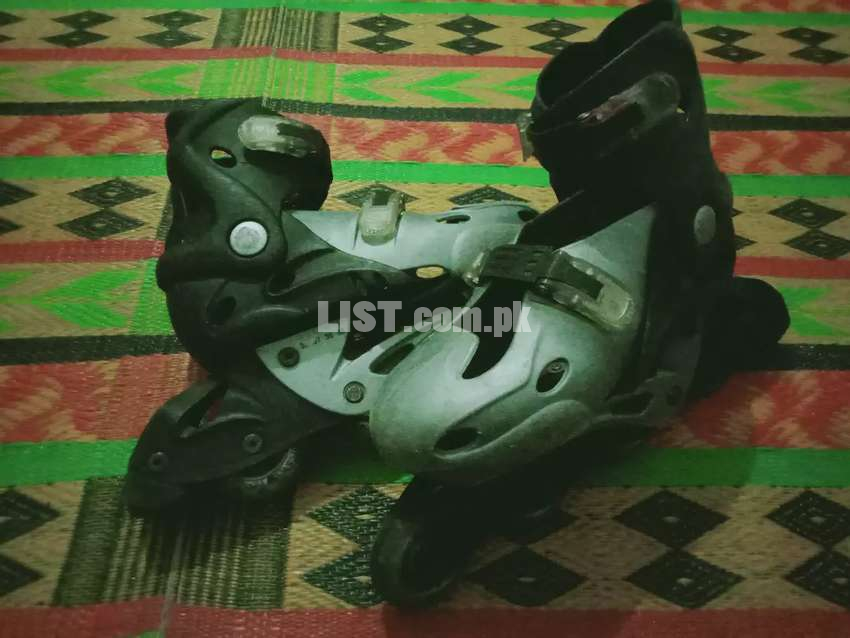 SKATING SHOES IN GOOD CONDITION FOR SALE IN VERY CHEAP PRICE