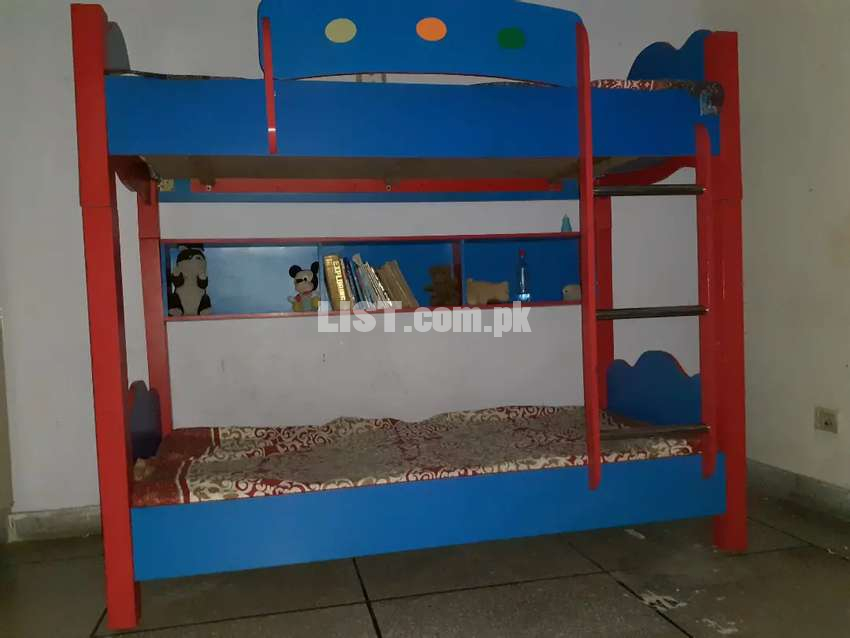 Almost new condiction bed