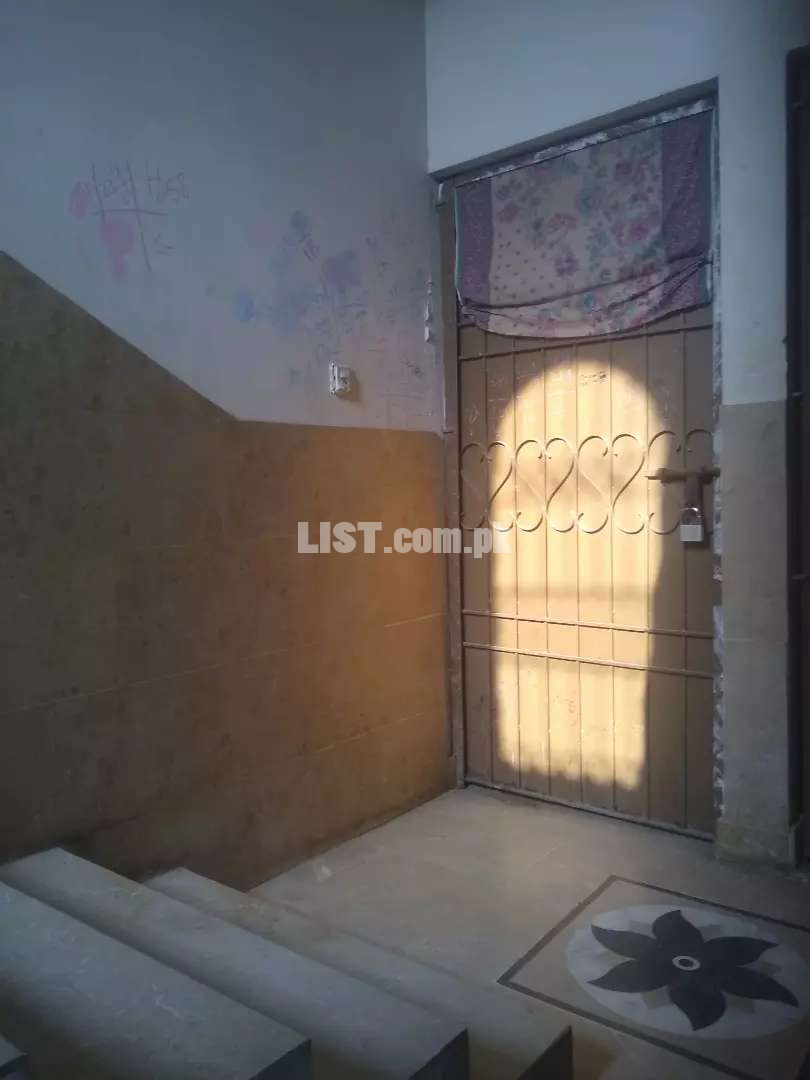 Mehmoodabad  2nd floor 2 bed attached bath 90 squardfor rent available