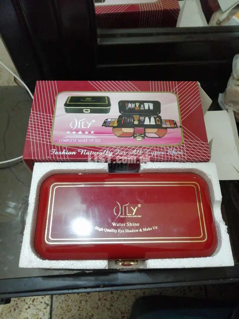 Oily complete make up kit