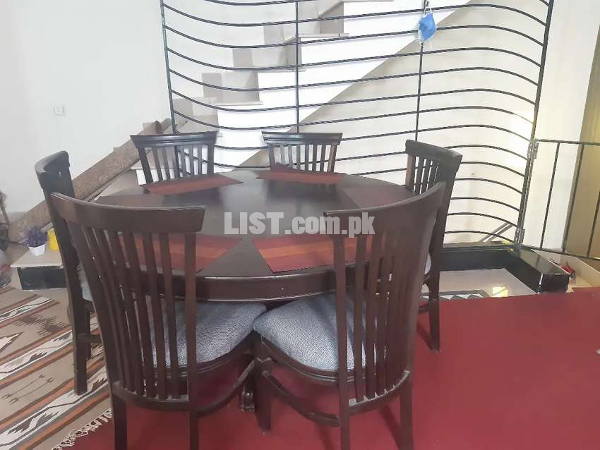 6 seater round dining table