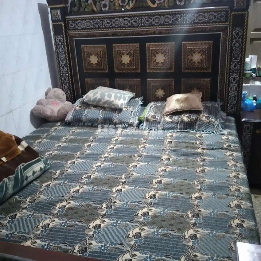 Bed set in good condition 2 year used only
