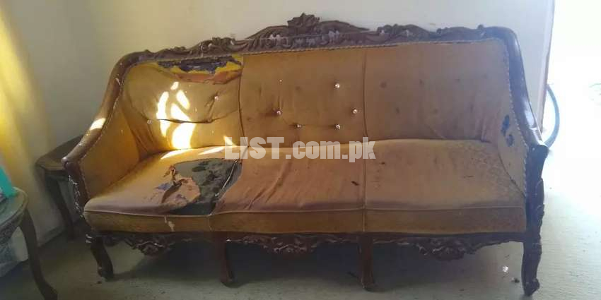 Carving or chinyuti sofa set (5 seater with 2 chairs).Price negotiable