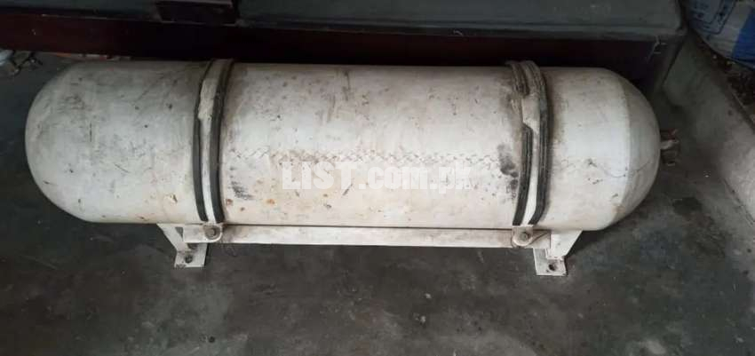Gas cylinder with gas kit in good condition .