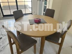 Round Dinning Table with four chairs