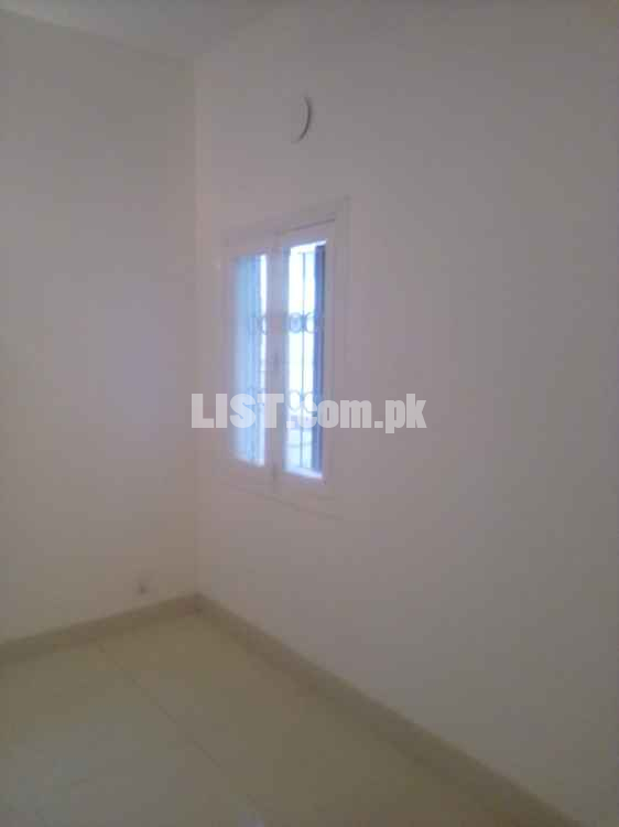 3 Bed dd 1800 sq ft 1st floor portion available on rent